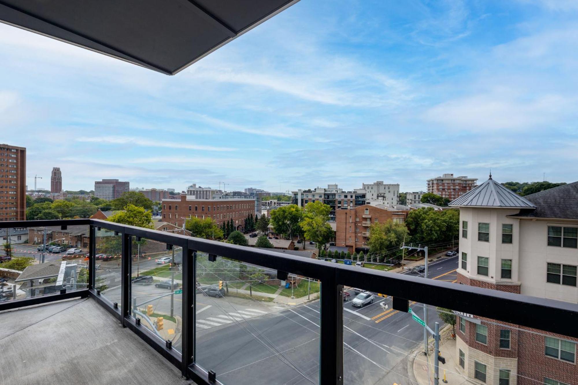 Elegant Corner Penthouse With Private Balcony, Skyline Views, Pool, And Gym Leilighet Nashville Eksteriør bilde